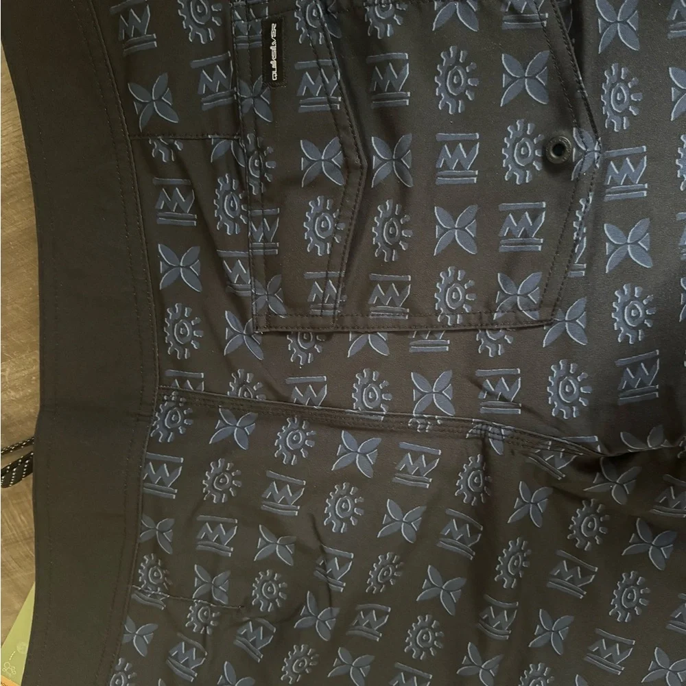 Quiksilver SurfSilk Men's Black & Navy Patterned Board Shorts size 32